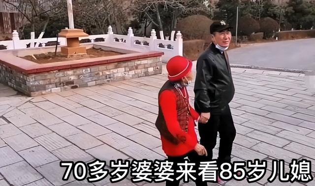 85岁马玉琴迎接70多岁婆婆，牵手逛街场面和谐，网友：丢人现眼