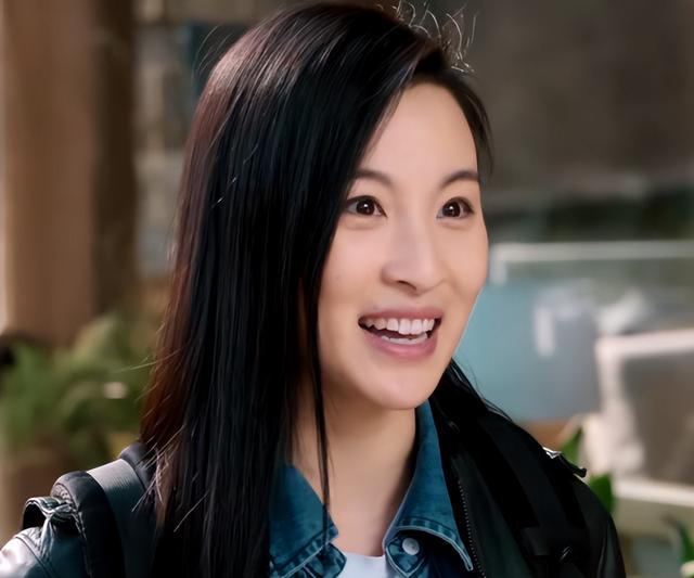 女神,那就是叫楚云的一个年轻女摄影师,饰演这一角色的女演员叫韩欣桐