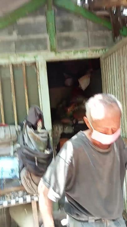 男子带亡妻骨灰徒步7小时到高铁站