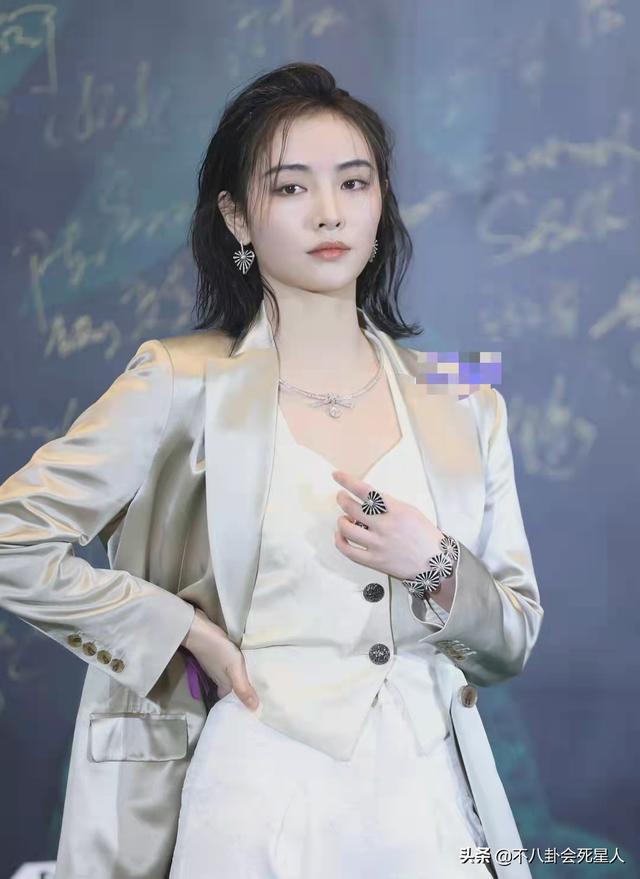 开年红毯大比拼！有人又肿又僵，有人妆容怪异，没想到是她赢了