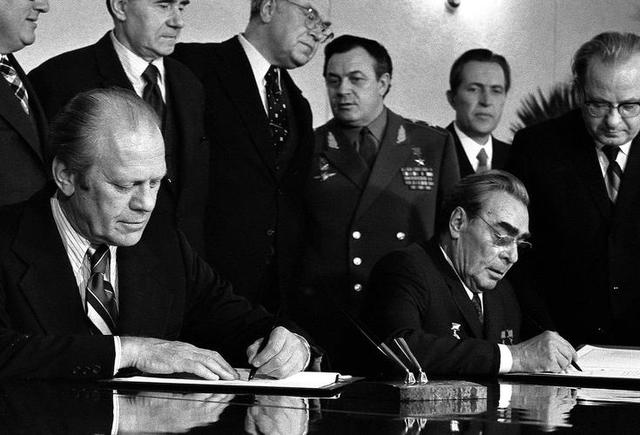 乌克兰抱美国大腿可靠吗？1975年毛主席断言：美国人保护不了欧洲