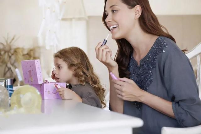 有一种“假装”让孩子成长：过家家不仅提高模仿力，好处意想不到