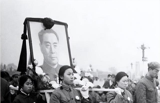 周恩来去世，主席两度落泪却截然不同，一次无声，一次嚎啕大哭
