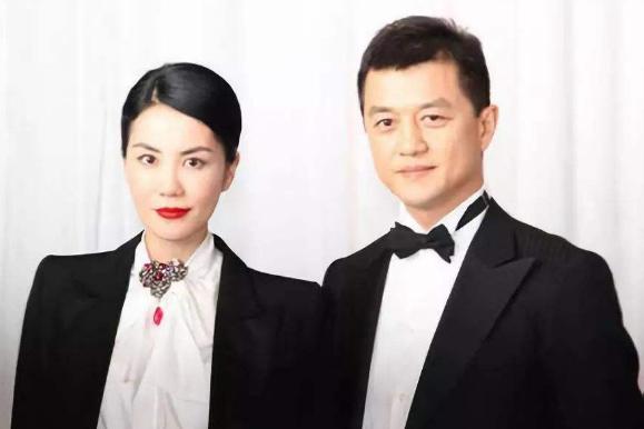 51岁李亚鹏再当爸！王菲“满脸的嫌弃”成全了老李“双重的幸福”