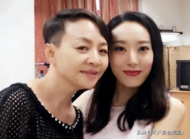 巴图晒全家福，大儿子像宋丹丹，老二像妈妈，网友：摆脱英达基因