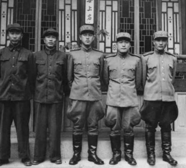 1949年小战士从报纸上认出父亲，连长：你别闹了！这可是兵团司令