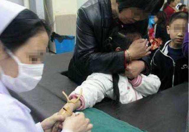 5岁女童心跳停止，医生让见最后一面，救活后才知还有更糟的消息