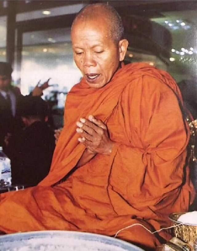 泰国92岁高僧：一生捐款超12亿，国王向他下跪，送葬队伍长16公里