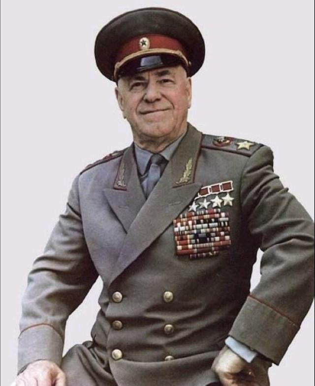 朱可夫红场阅兵后，瞟了一眼身边的斯大林，他把手放下了