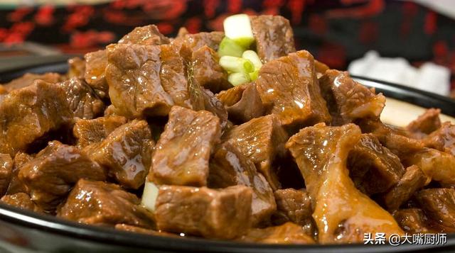 炖牛肉香料越少越好，牢记“3加2不加”，牛肉软烂不柴，香浓不腥