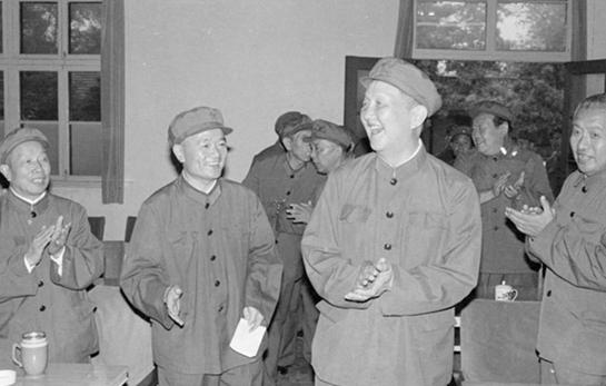 老农在大街上闲聊，突然被人专机接去北京，衣服还没换成了大将军