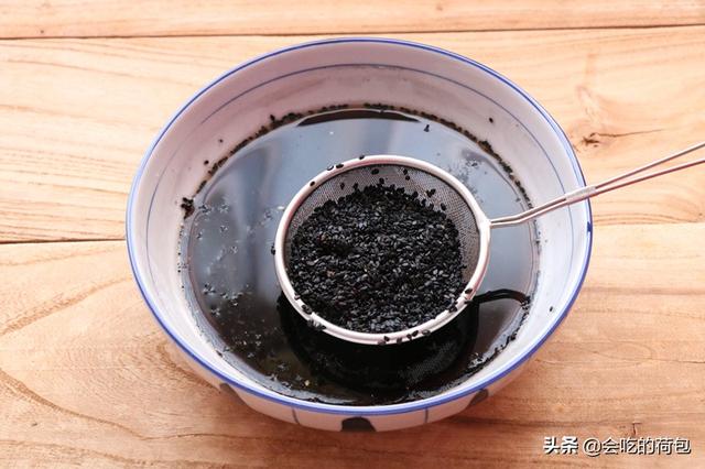 春分过后要吃黑芝麻，教你1个懒人做法，够吃半个月，随吃随取