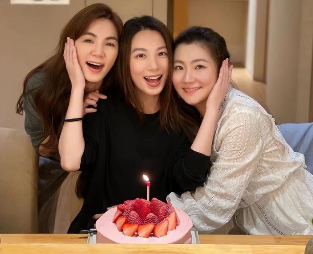 田馥甄39岁生日她一起庆祝，三姐妹长时间同框，冻龄值抢镜。
(图6)