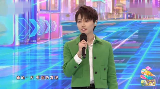 五四晚会：赵丽颖大变脸，关晓彤化浓妆，她们俩赢得毫不费力