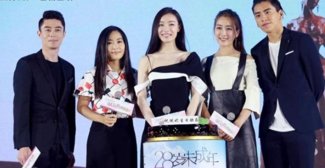 张艺谋岳母：比女婿小11岁无代沟，陪女儿走过“地下”10年无遗憾