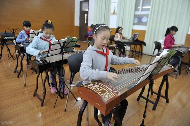 洋娃娃和小熊跳舞伴奏(洋娃娃和小熊跳舞伴奏音乐)