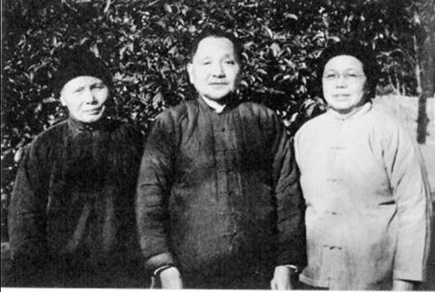 1950年，邓小平首次见到比他大五岁的继母，之后用了三种不同称呼