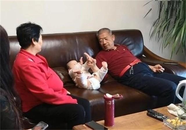 2019年67岁老太坚持产女：退休金足够养活，随后却带孩子直播带货