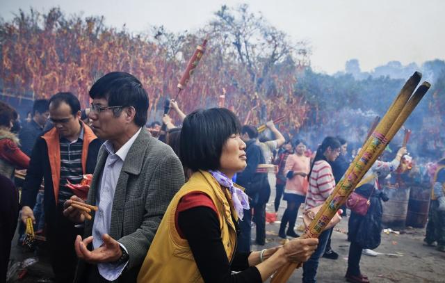 很多寺廟進門就給三支香，應該怎麽點？老和尚道出其中含義