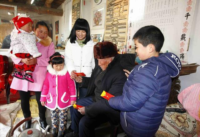 亲戚家2孩子我家1个，过年咋给红包？教你几招不吃亏也不得罪人