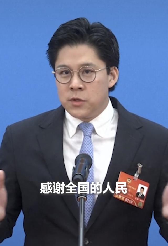 霍启刚感谢全国人民帮香港，含泪鞠躬几度哽咽，呼吁重视爱国教育