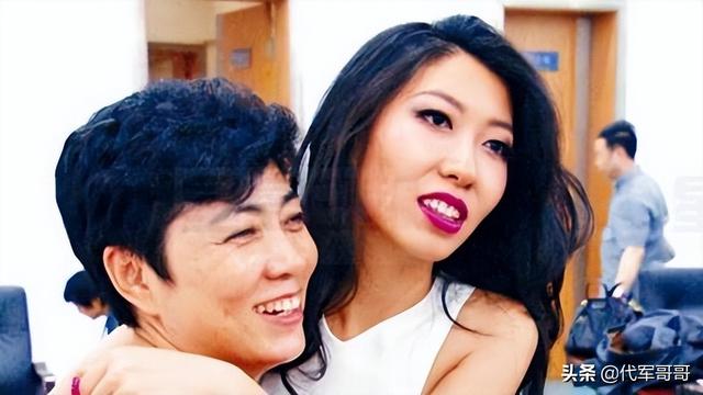 母亲入狱8年被判无期，她在国外逍遥度日，网友嘲讽：真是云孝子