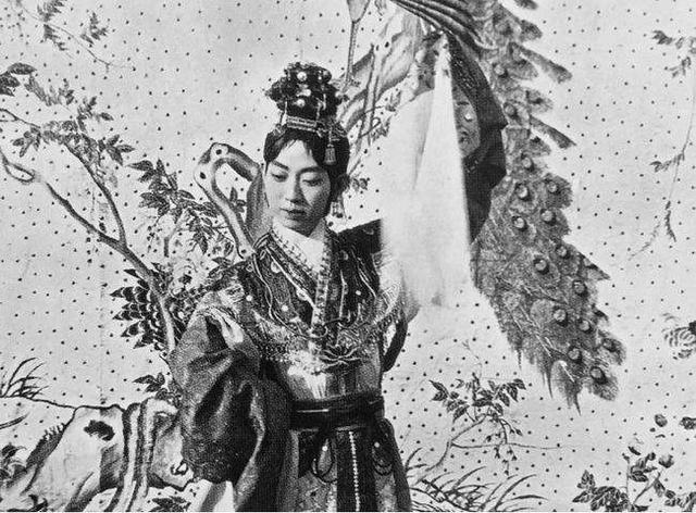 暴打黄金荣，跟王妃谈恋爱，在上海滩横行的卢小嘉下场如何？
