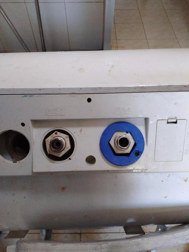 热水器热水出水口被水垢堵塞,冷水进水口被水垢堵塞,热水器连接管堵塞