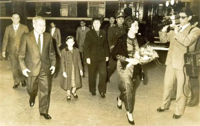 1971年，毛主席在深夜中做出重大决定，催促身边的人：快打电话