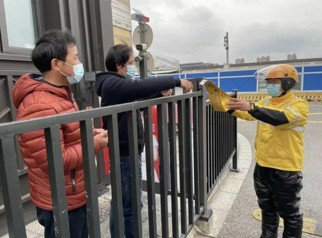 配送小哥太难抢！封控小区买菜买药，特殊时刻靠“智勇双全”
