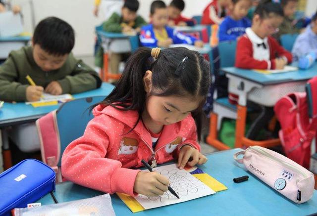 教育部传来“好消息”，日后将安排学生“就近入学”，家长笑开怀