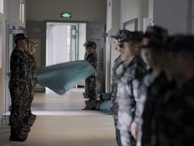 《特战荣耀》开播第一天，杨洋就被央视点名：请把制服焊在身上
