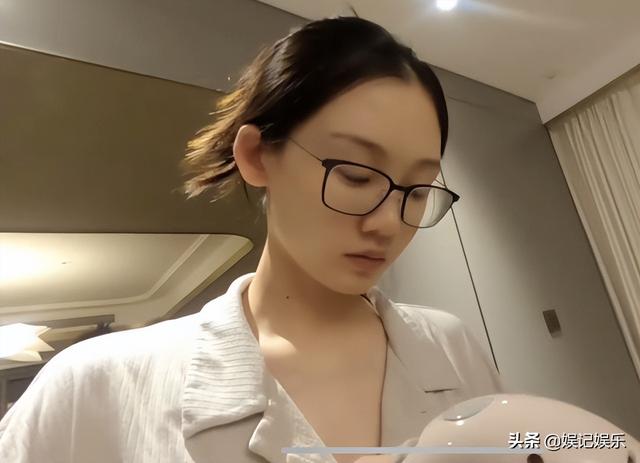 郑恺跟妻女团聚，手拎两大袋食物回家，苗苗心疼地给老公搓手