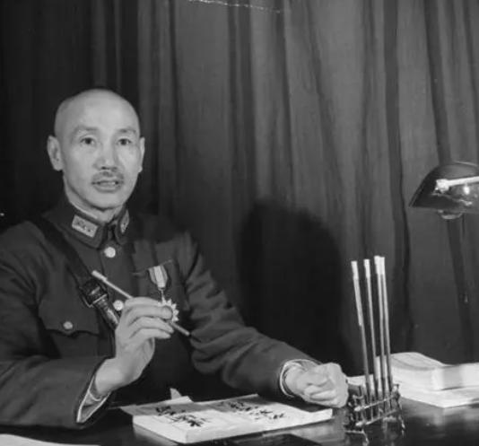 1975年蒋介石逝世，张学良苦想3天挽联，葬礼上留16字意味深长
