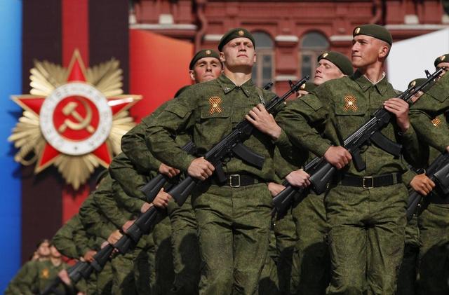 乌克兰抱美国大腿可靠吗？1975年毛主席断言：美国人保护不了欧洲