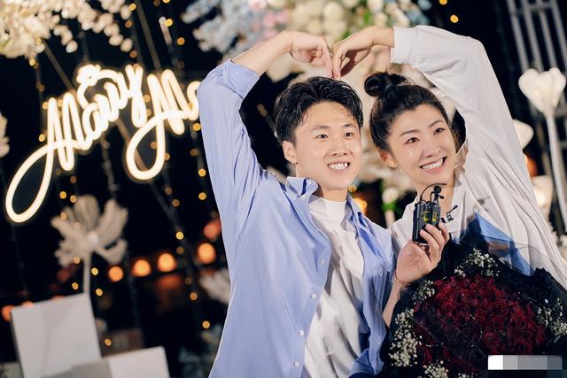奥运冠军徐梦桃被求婚成功！男友单膝下跪献大钻戒，女方激动落泪