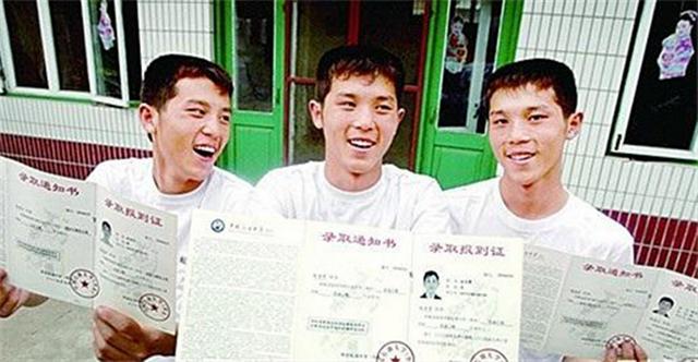 山东三胞胎分数连号同上211高校，10年后同日成婚，父母喜极而泣