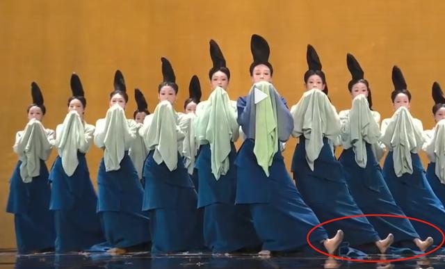 陈宝国戴口罩挖鼻孔，沈腾毛衣穿成买家秀，春晚亮点你看谁？