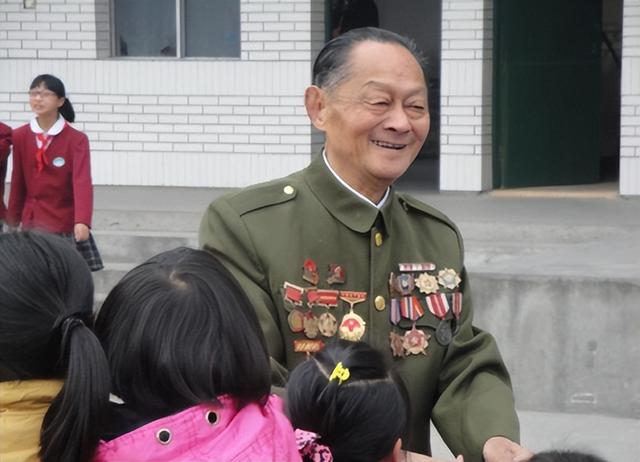 唯一获得9次特等功的英雄，竟能活着走上英雄代表大会，他是谁？