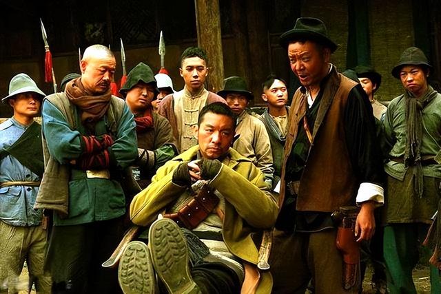 土匪邀请总指挥赴宴，饭后打麻将掷色子，刀斧手冲出总指挥被暗害