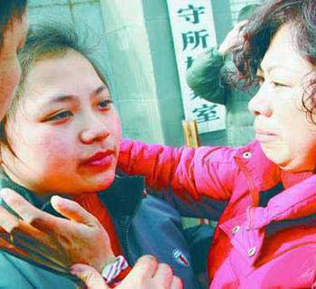 2007年19岁女孩捂死重病妹妹，八旬外婆下跪求情，女孩：我不后悔