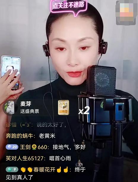 57岁于文华雪里又唱又跳，歌声甜美似少女，红棉袄花裤子超可爱