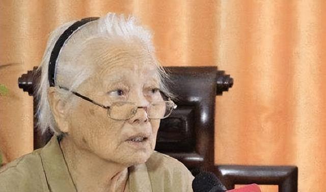 陈乔年牺牲66年后遗腹女被找到，墓碑前跪地痛哭：爸，我来看你了