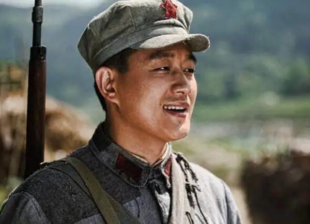 三万红军被十万国军追击，一战士想出妙计，毛主席：红军中有神人