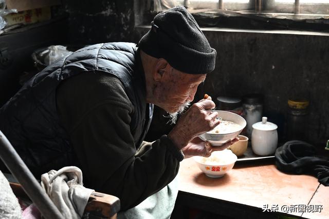 106岁长寿爷爷，每天喝2壶茶，100岁时戒酒，至今还自己烧水做饭