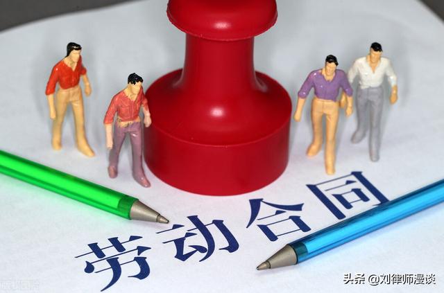 公司将项目建设经理调整到饲养员岗位，员工可以拒绝吗
