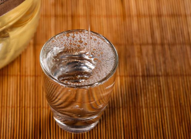 每晚喝二两白酒的人，时间久了身体会怎样？