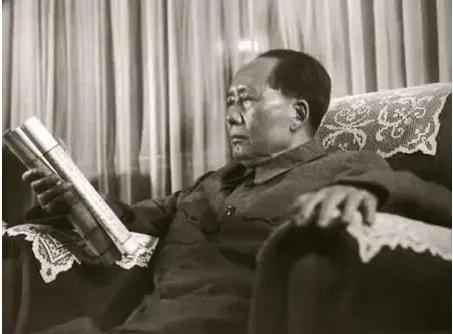 1930年，三子毛岸龙秘密入读大同幼儿园，留下此生唯一的两张照片