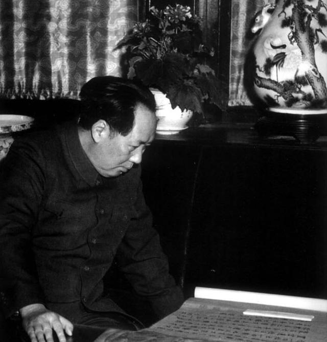 1949年开国大典，周恩来领着一个女孩，见到毛泽东就喊：大首长