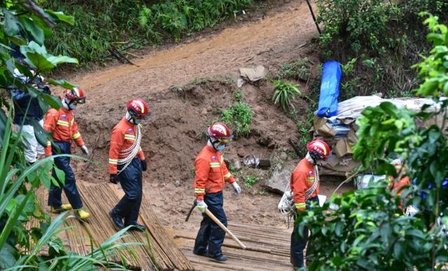东航MU5735撞击点基本确定：残骸深入地下20米，为何不用挖掘机？
